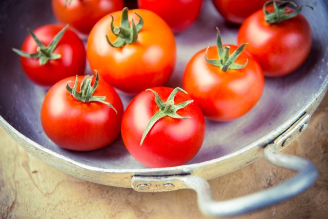 Red tomatoes, which are part of a rainbow diet, will contribute to living longer.