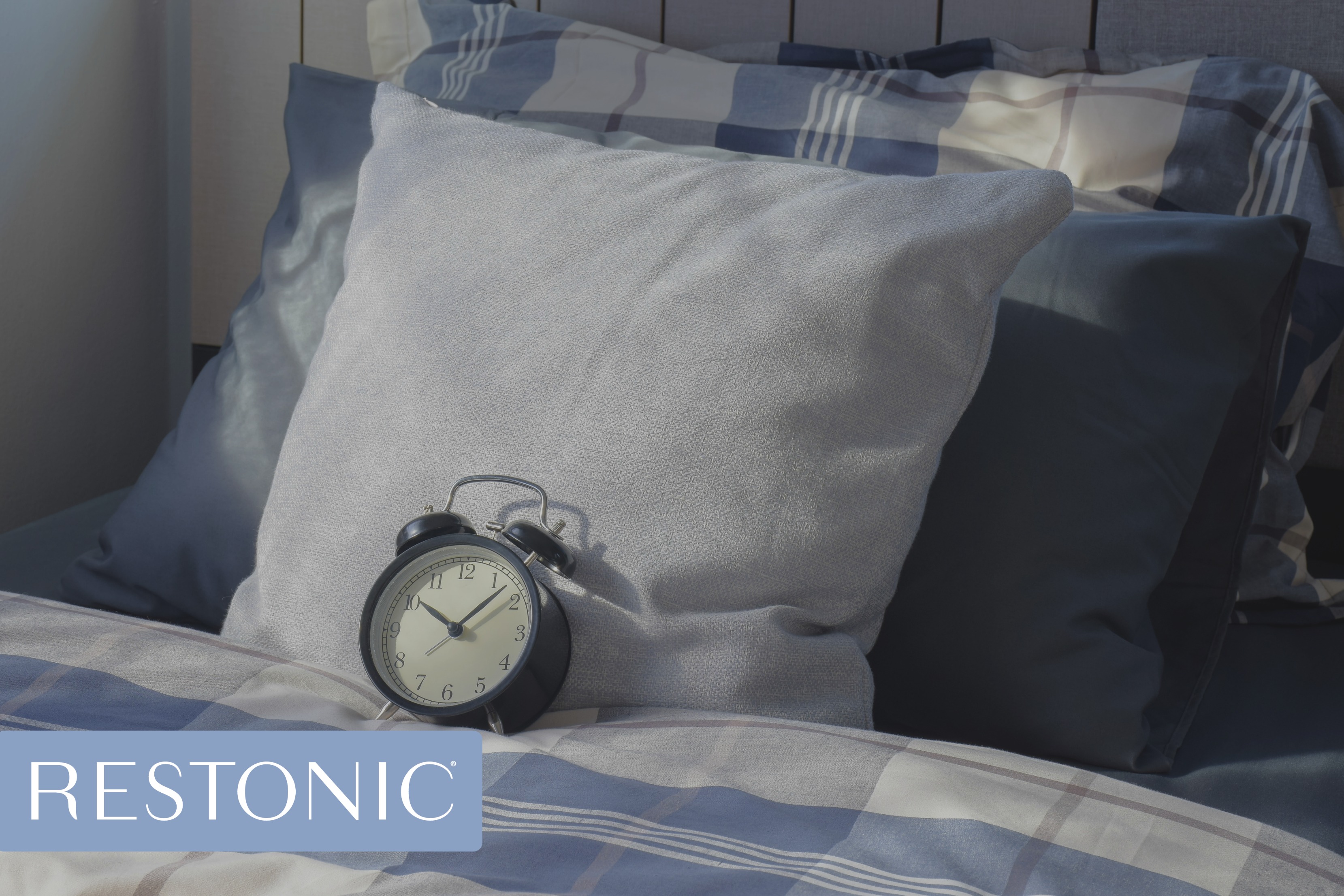 How To Choose The Best Blanket For A Good Night S Sleep Restonic What Fabric Is The Best For Your Blanket Cotton Wool Down Synthetics