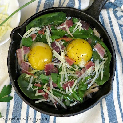 Baked eggs with herbs and bacon