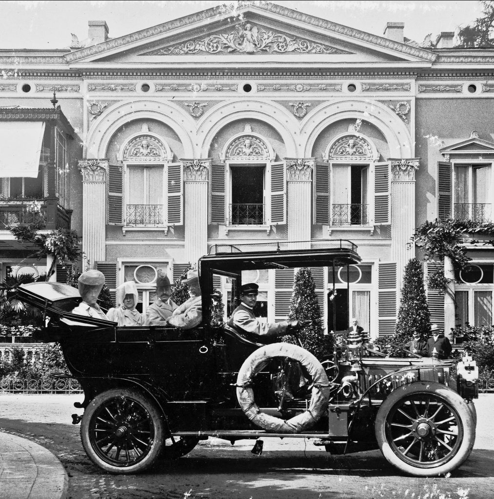 Vanderbilts doma i v zahraničí_GWV Motoring Greyscale